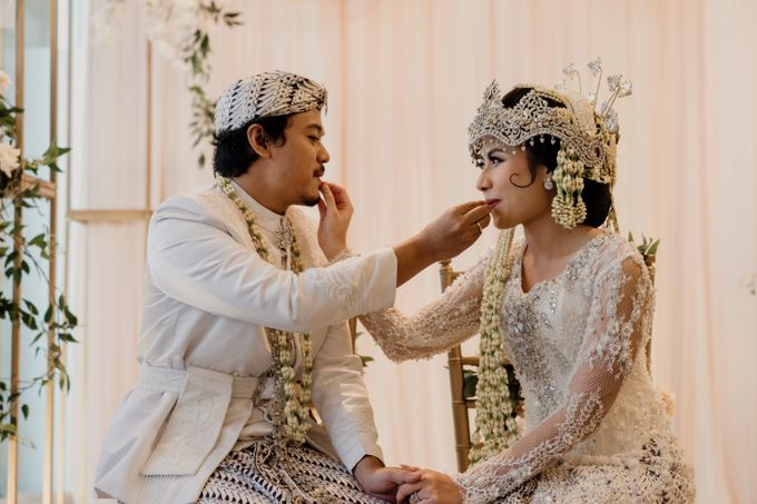 Tania & Irfan Wedding at JS Luwansa Hotel Jakarta by AKSA Creative - 020