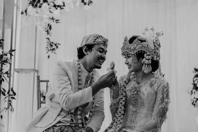 Tania & Irfan Wedding at JS Luwansa Hotel Jakarta by AKSA Creative - 024