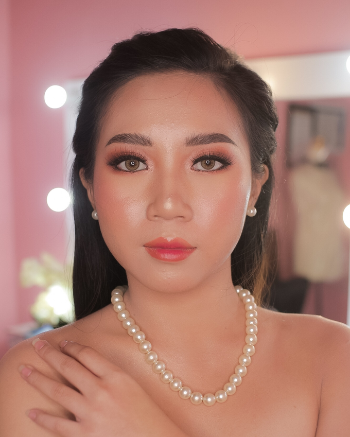 Bride by Tari Yuliana Makeup Hair - 002