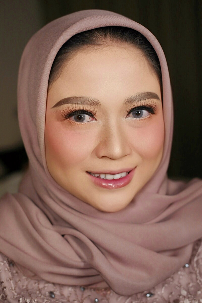 Regular Makeup by Tenni Yutanti Wedding Gallery - 003 Regular Makeup by Tenni Yutanti Wedding Gallery - 003