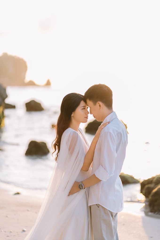 Prewedding di Pantai Uluwatu | Tugunk Pictures | Bridestory