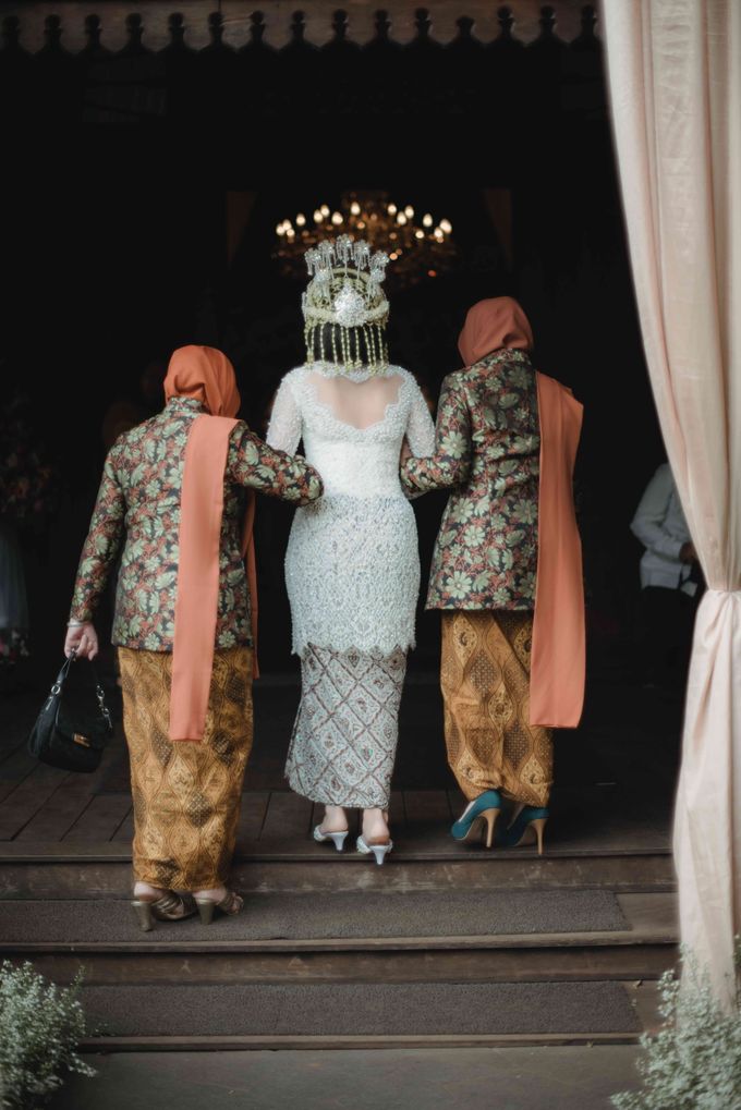 Perpaduan Adat Sunda dan Jawa dalam Pernikahan Intimate Dua Dokter by theSerenade Organizer - 013 Perpaduan Adat Sunda dan Jawa dalam Pernikahan Intimate Dua Dokter by theSerenade Organizer - 013