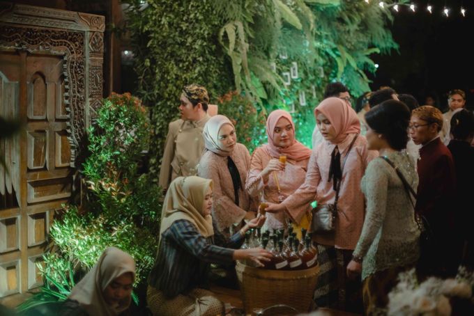 Perpaduan Adat Sunda dan Jawa dalam Pernikahan Intimate Dua Dokter by theSerenade Organizer - 015 Perpaduan Adat Sunda dan Jawa dalam Pernikahan Intimate Dua Dokter by theSerenade Organizer - 015