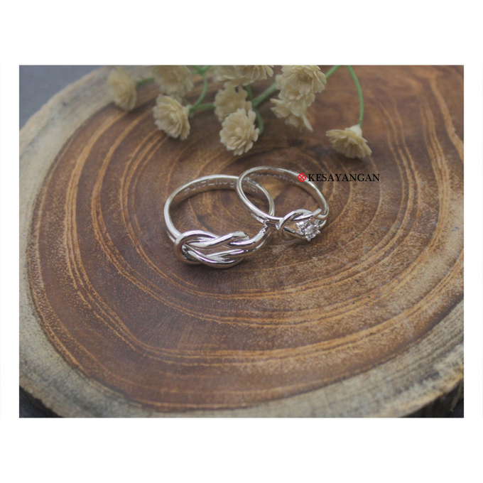 Infinity knot ring with diamond by Toko Emas Kesayangan - 001 Infinity knot ring with diamond by Toko Emas Kesayangan - 001