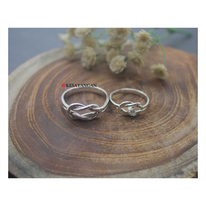 Infinity knot ring with diamond by Toko Emas Kesayangan - 002 Infinity knot ring with diamond by Toko Emas Kesayangan - 002