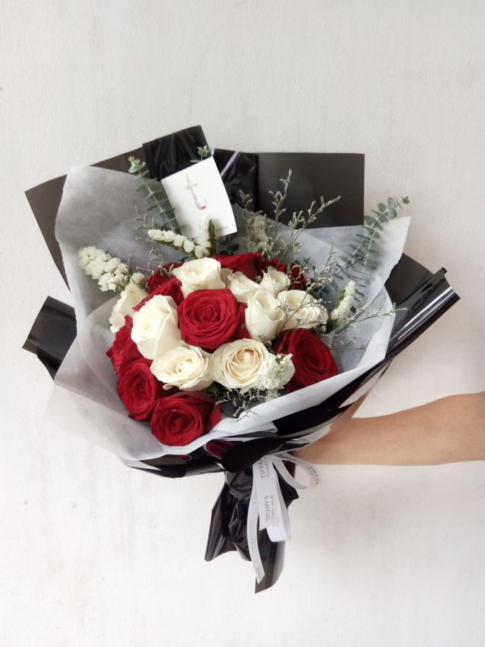 Gift Bouquet by Tiffany's Flower Room - 011 Gift Bouquet by Tiffany's Flower Room - 011