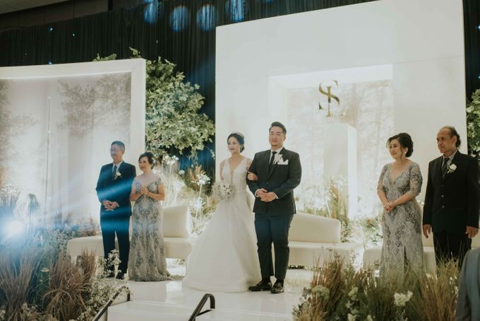 Satria & Lucy Wedding Decoration at Pullman Grand Ballroom, Bandung by Valentine Wedding Decoration - 038