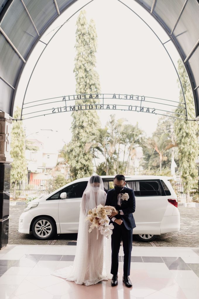 Vania & Herman Wedding at Raffles Hotel Jakarta by AKSA Creative - 024