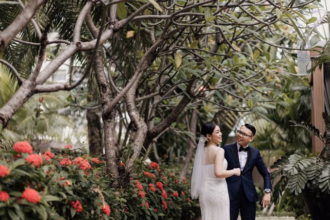 Vania & Herman Wedding at Raffles Hotel Jakarta by AKSA Creative - 012