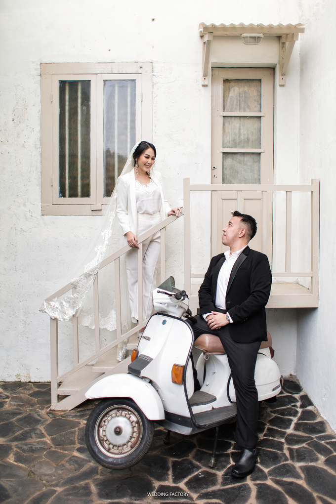 Jonathan + Prawinda Prewedding by Wedding Factory - 011