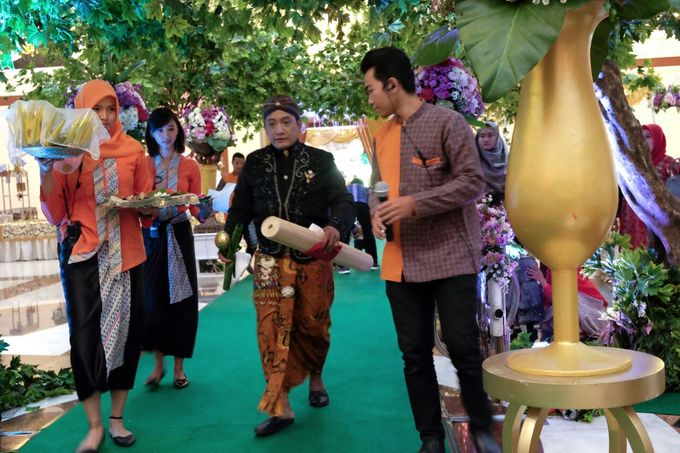 Wedding at Gedung Graha Sativa Kranggan by Handy Talky Rental bbcom - 007 Wedding at Gedung Graha Sativa Kranggan by Handy Talky Rental bbcom - 007