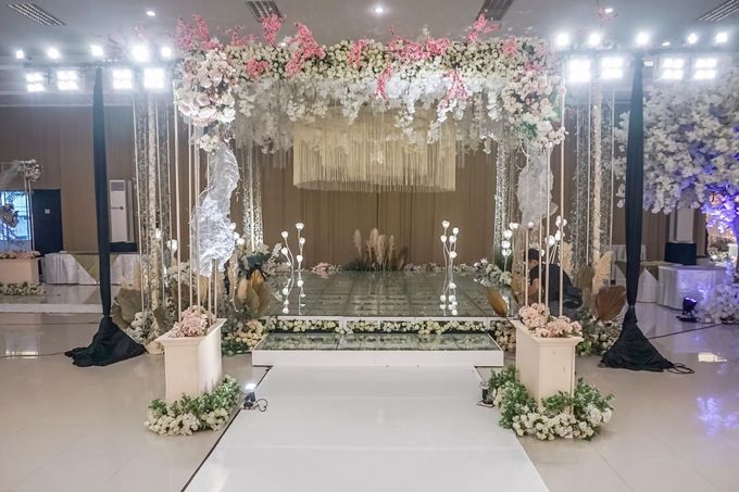 Hendrik & Andini Wedding Decoration at Bandung Convention Center by Valentine Wedding Decoration - 007