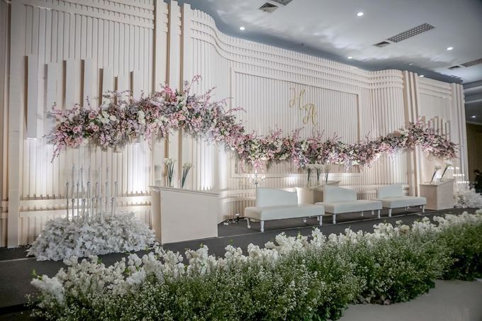 Hendrik & Andini Wedding Decoration at Bandung Convention Center by Valentine Wedding Decoration - 008