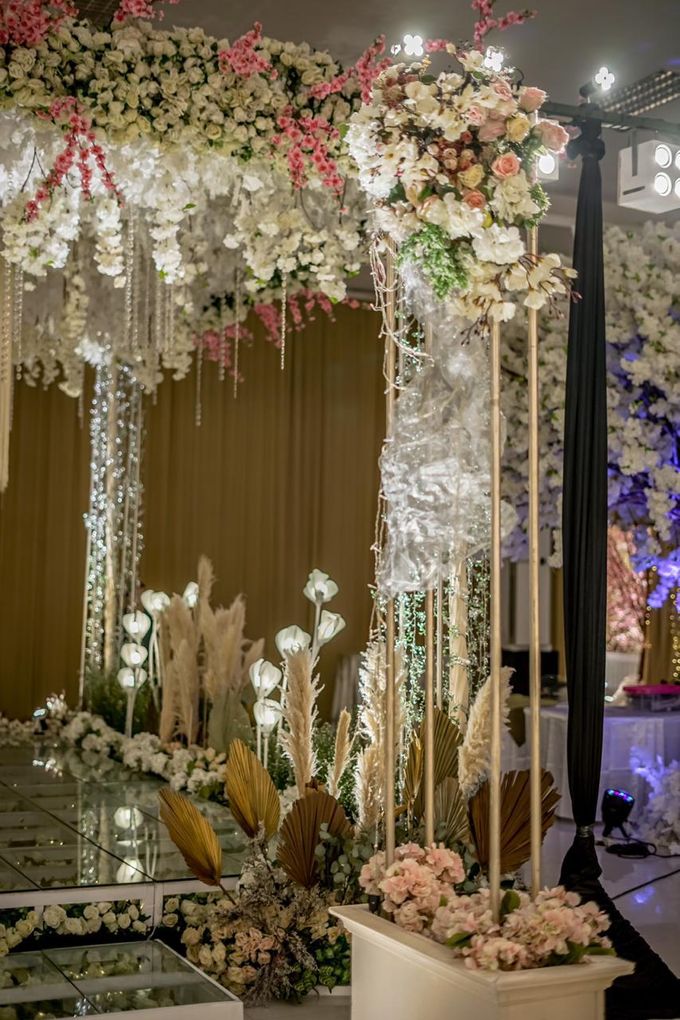 Hendrik & Andini Wedding Decoration at Bandung Convention Center by Valentine Wedding Decoration - 015