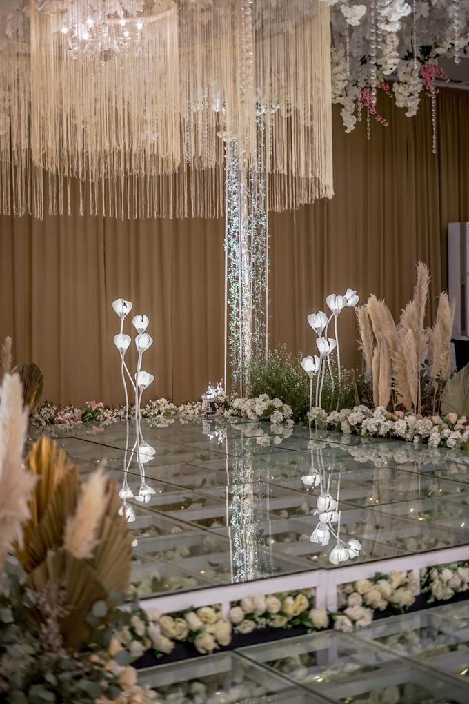 Hendrik & Andini Wedding Decoration at Bandung Convention Center by Valentine Wedding Decoration - 018