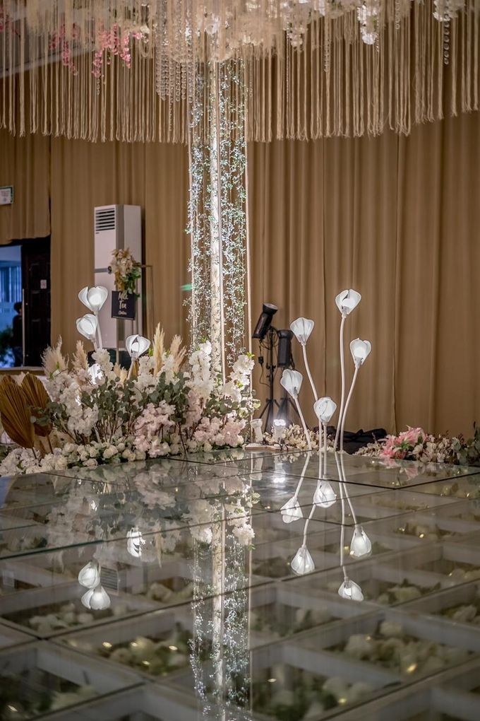 Hendrik & Andini Wedding Decoration at Bandung Convention Center by Valentine Wedding Decoration - 019