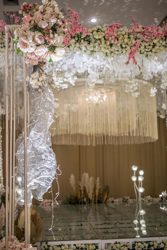 Hendrik & Andini Wedding Decoration at Bandung Convention Center by Valentine Wedding Decoration - 021