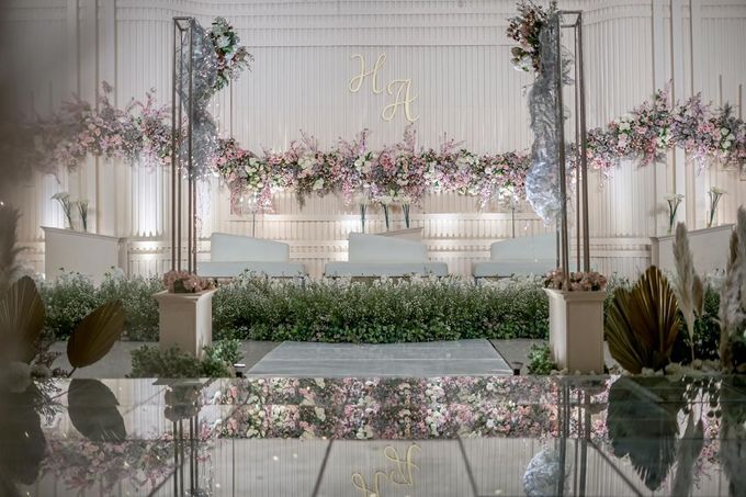 Hendrik & Andini Wedding Decoration at Bandung Convention Center by Valentine Wedding Decoration - 023