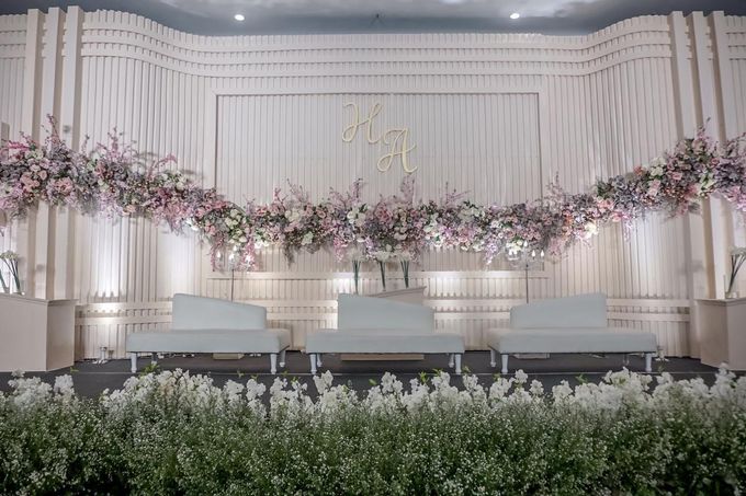 Hendrik & Andini Wedding Decoration at Bandung Convention Center by Valentine Wedding Decoration - 033