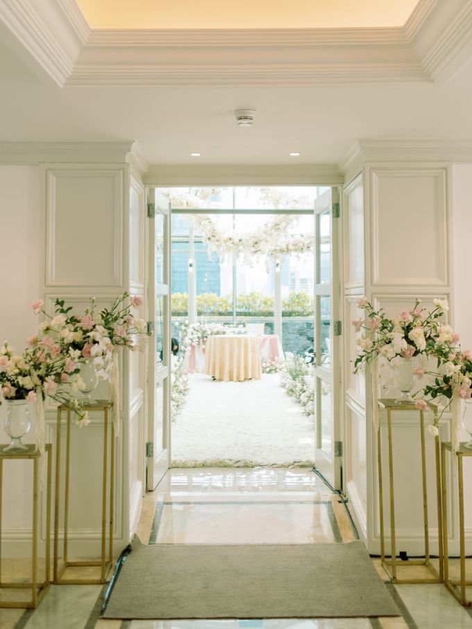 CLASSIC TIMELESS WEDDING AT HYATT PENTHOUSE JAKARTA by Silverdust Decoration - 004