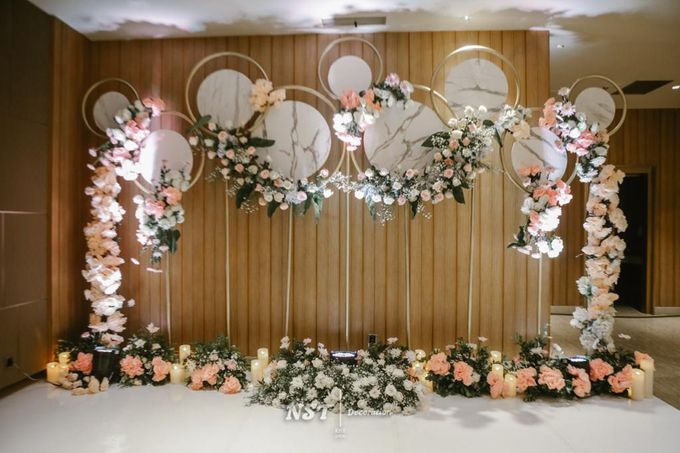 The Engagement of  Ning Juliana & dr. Dwiwijaya by NST DECORATION - 002