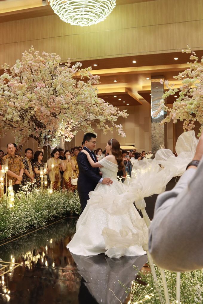 jazz wedding band at Grand Mercure Kemayoran by Double V Entertainment by Libra Cake - 011