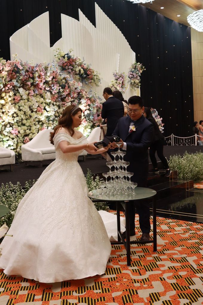 jazz wedding band at Grand Mercure Kemayoran by Double V Entertainment by Libra Cake - 013