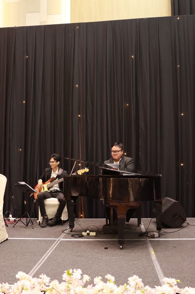 jazz wedding band at Grand Mercure Kemayoran by Double V Entertainment by Libra Cake - 023
