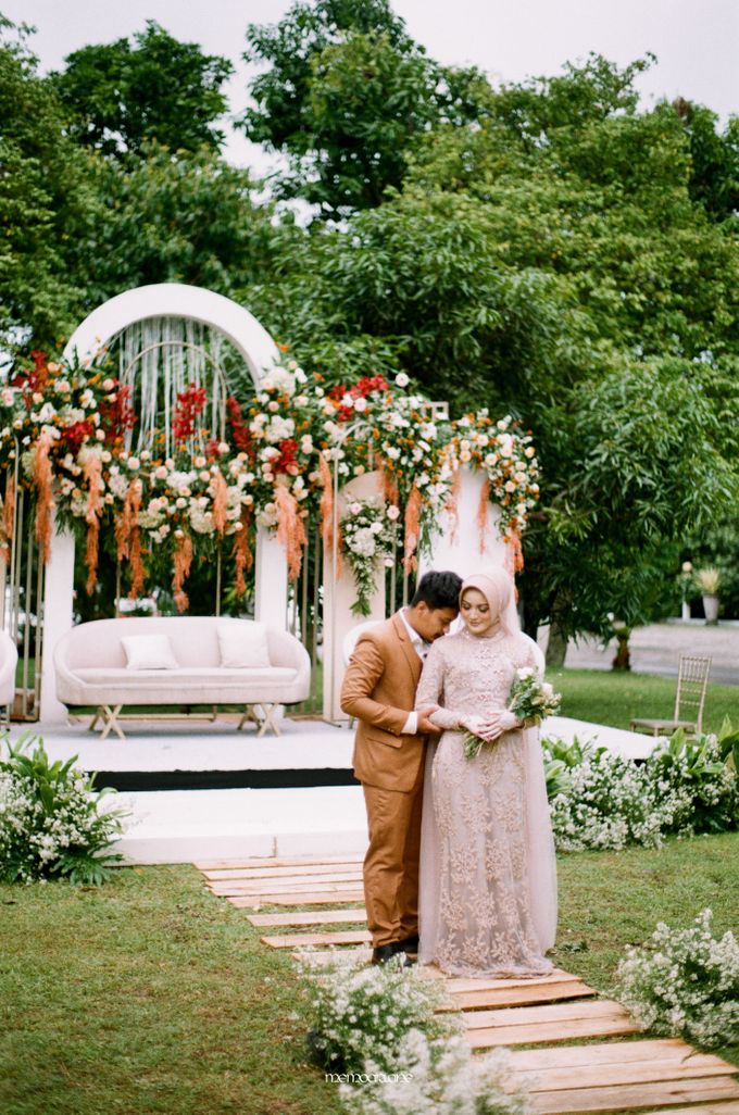 Intimate Wedding shot on Fujicolor 200 by Memoar Lane Photography - 010