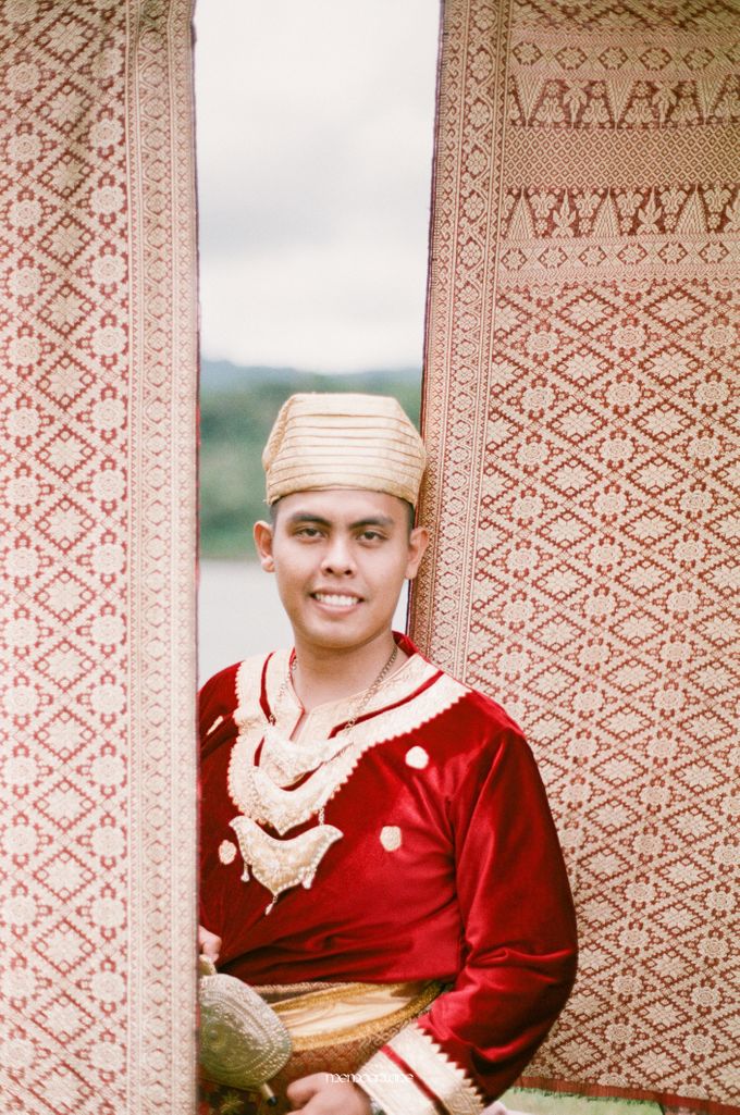 Padangnese Pre Wedding Shot on Film Fujicolor 100 by Memoar Lane Photography - 002