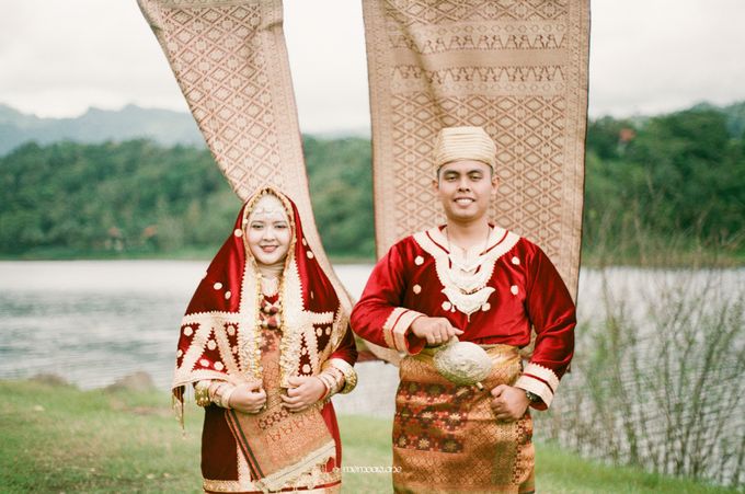 Padangnese Pre Wedding Shot on Film Fujicolor 100 by Memoar Lane Photography - 004