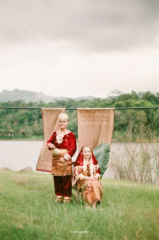 Padangnese Pre Wedding Shot on Film Fujicolor 100 by Memoar Lane Photography - 001