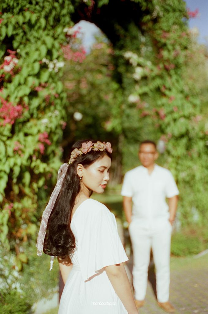 Seminyak Classic Couple Session Shot on Film Cinestill 400D by Memoar Lane Photography - 010