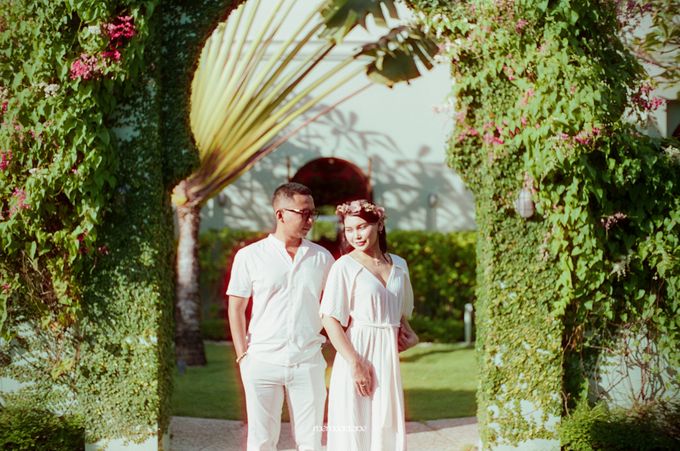 Seminyak Classic Couple Session Shot on Film Cinestill 400D by Memoar Lane Photography - 008