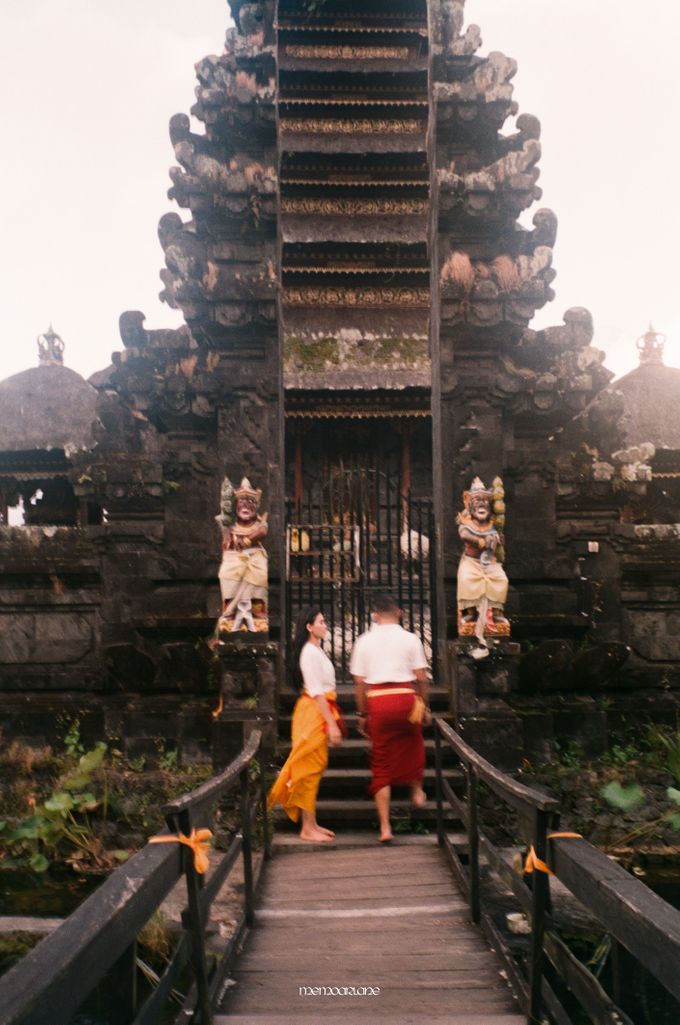 Kintamani Classic Couple Session Shot on Analog Point and Shoot Camera by Memoar Lane Photography - 009