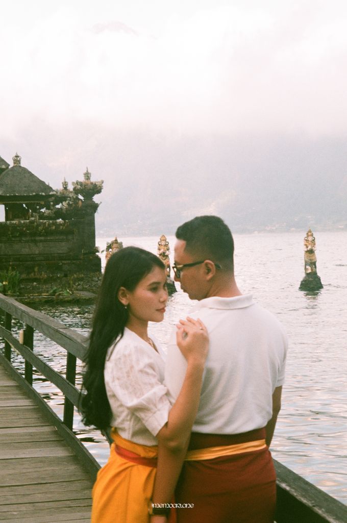 Kintamani Classic Couple Session Shot on Analog Point and Shoot Camera by Memoar Lane Photography - 010