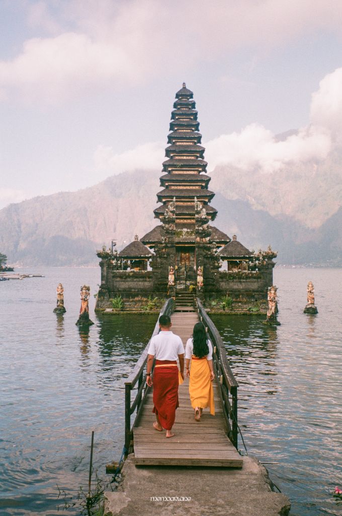 Kintamani Classic Couple Session Shot on Analog Point and Shoot Camera by Memoar Lane Photography - 001