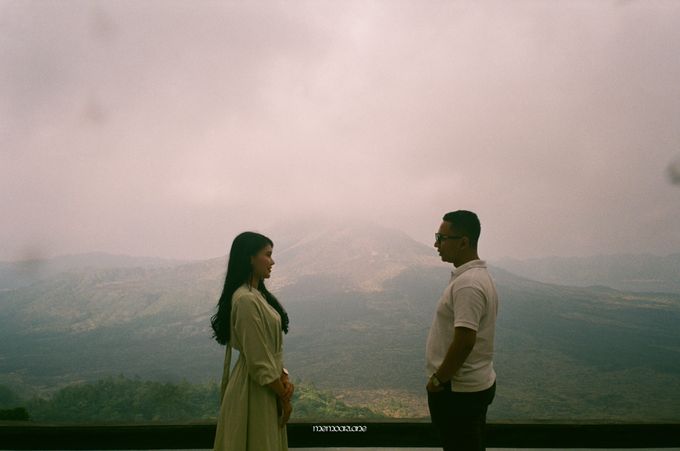 Kintamani Classic Couple Session Shot on Analog Point and Shoot Camera by Memoar Lane Photography - 012 Kintamani Classic Couple Session Shot on Analog Point and Shoot Camera by Memoar Lane Photography - 012