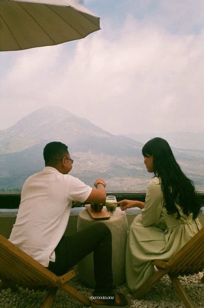 Kintamani Classic Couple Session Shot on Analog Point and Shoot Camera by Memoar Lane Photography - 013