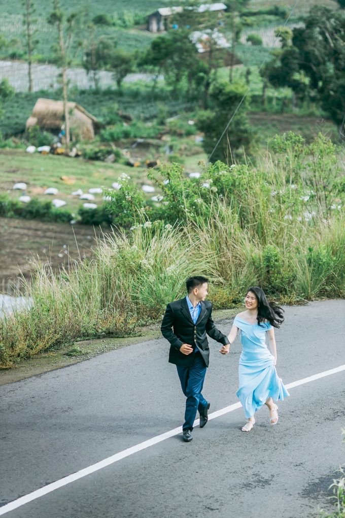 Chandra & Shinta Prewedding Photo at Pinggan Kintamani | Bali Pre-Wedding Photographer | Bali Enggament Photography by Bali Wedding Cinema - 011 Chandra & Shinta Prewedding Photo at Pinggan Kintamani | Bali Pre-Wedding Photographer | Bali Enggament Photography by Bali Wedding Cinema - 011