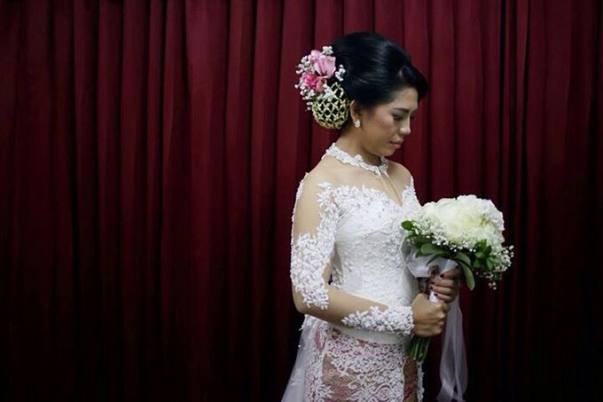 Mega Sijabat's Classic Matrimony Kebaya by Arthaputri Atelier - 002