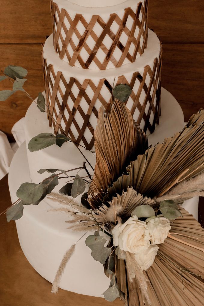 rattan weave and dried palm trees - modern heritage by KAIA Cakes & Co. - 002 rattan weave and dried palm trees - modern heritage by KAIA Cakes & Co. - 002