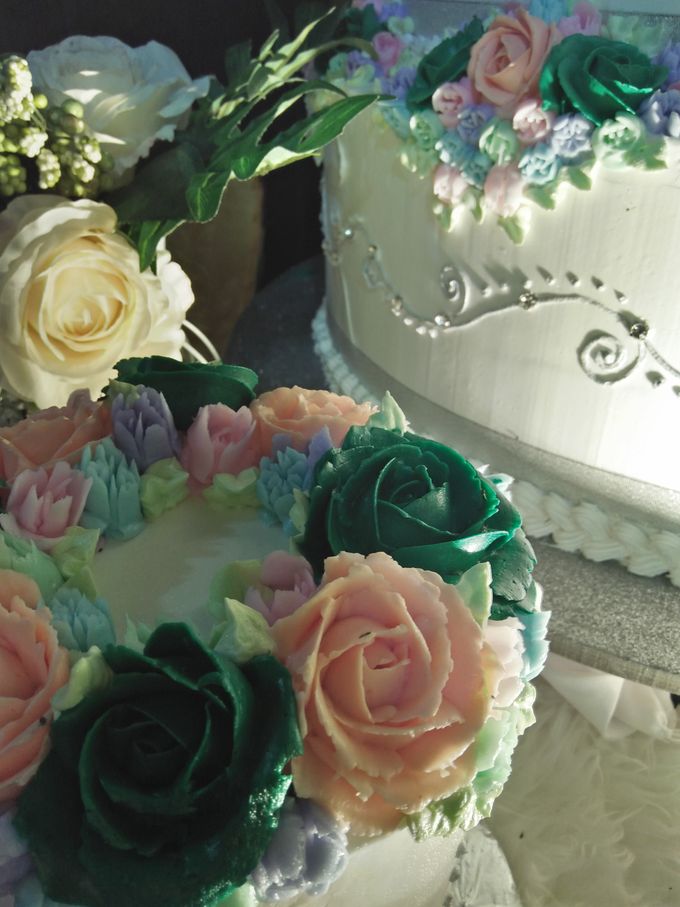 Wedding Cake Full Buttercream Flower by Uci Bakery - 002 Wedding Cake Full Buttercream Flower by Uci Bakery - 002