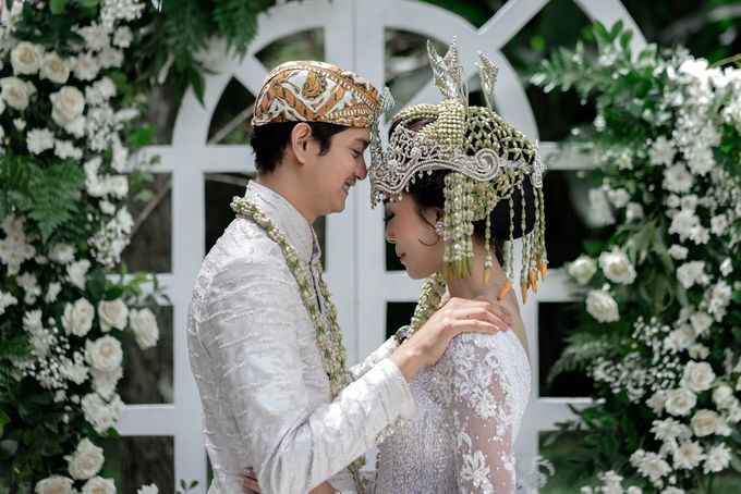 Yoga Arizona & Widya Amelia Wedding by SVARNA by IKAT Indonesia Didiet Maulana - 028