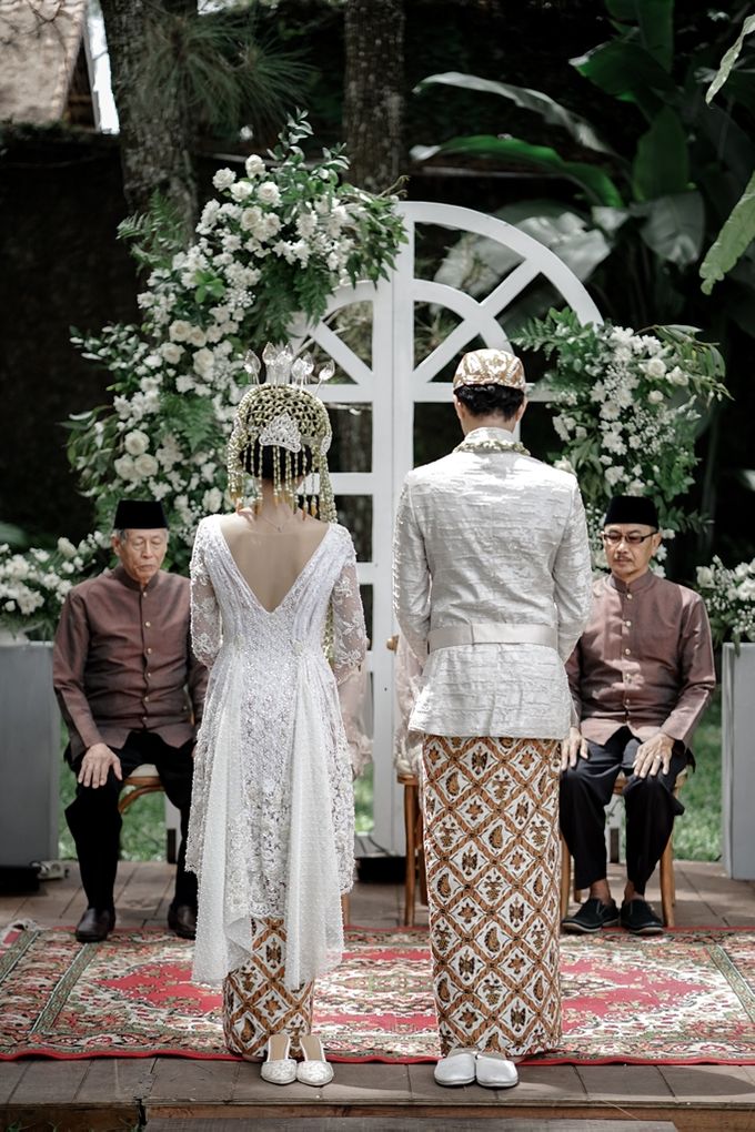 Yoga Arizona & Widya Amelia Wedding by SVARNA by IKAT Indonesia Didiet Maulana - 030