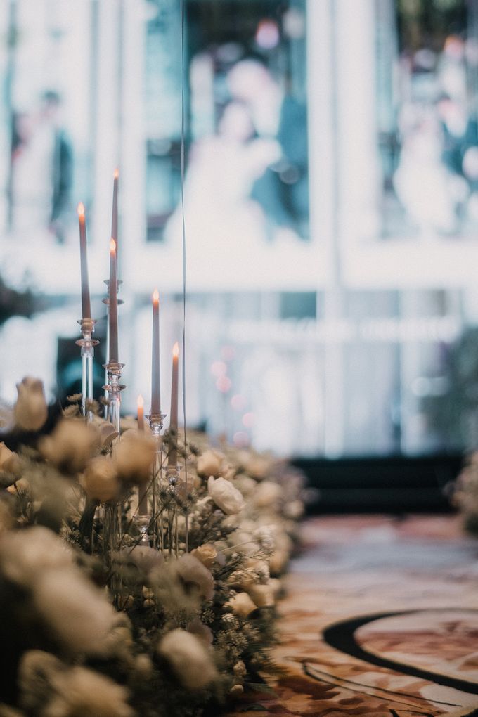 D & I went for luxe and grand in their selection of wedding venue and decoration. To add an element of magic and glamour, helium-filled balloons lined by Ivory Bridal House - 019