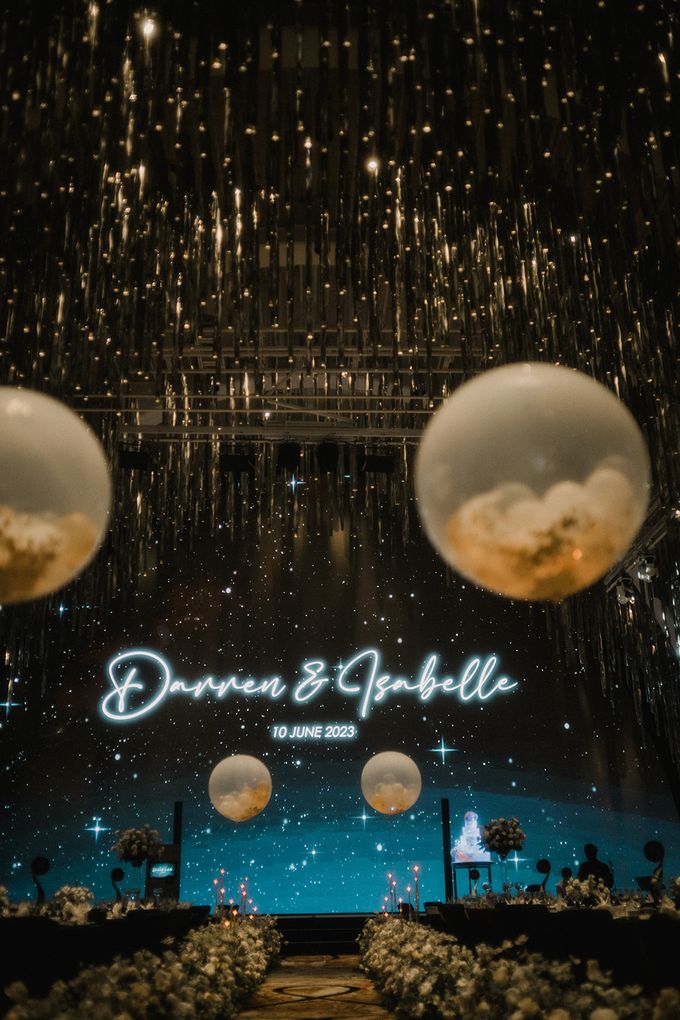 D & I went for luxe and grand in their selection of wedding venue and decoration. To add an element of magic and glamour, helium-filled balloons lined by Ivory Bridal House - 015