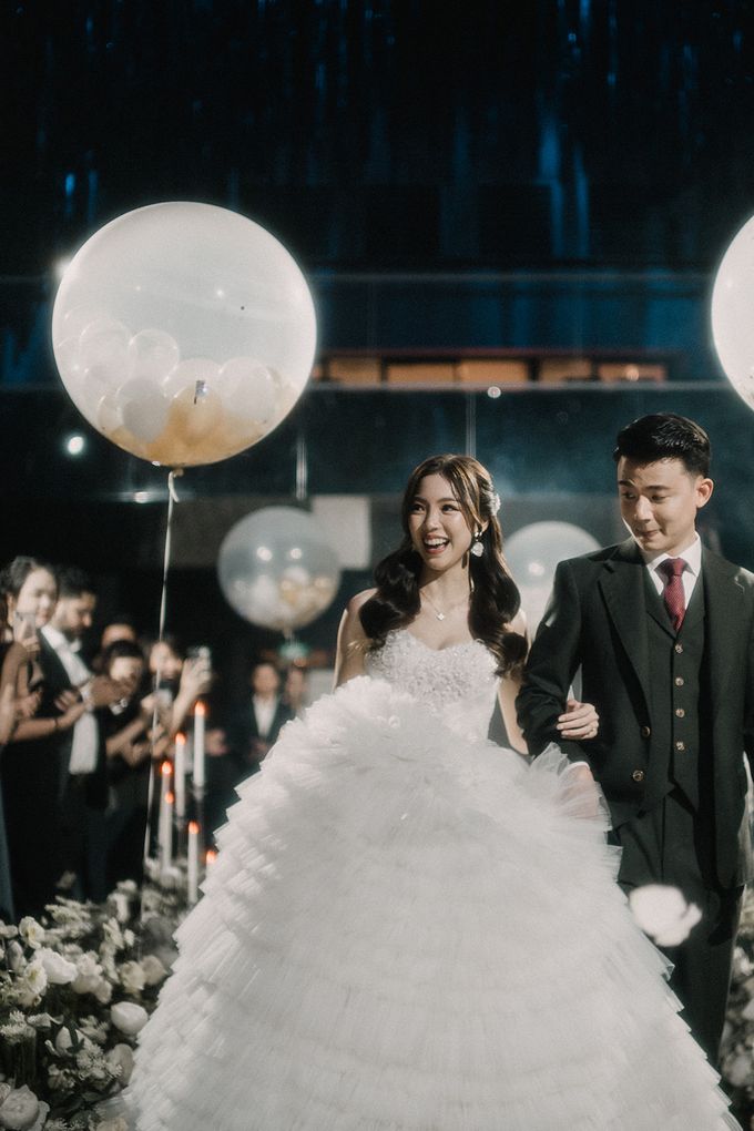 D & I went for luxe and grand in their selection of wedding venue and decoration. To add an element of magic and glamour, helium-filled balloons lined by Ivory Bridal House - 010