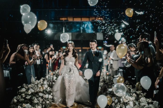 D & I went for luxe and grand in their selection of wedding venue and decoration. To add an element of magic and glamour, helium-filled balloons lined by Ivory Bridal House - 007