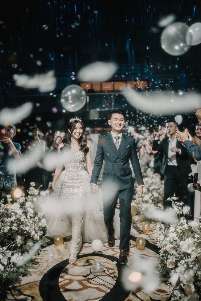 D & I went for luxe and grand in their selection of wedding venue and decoration. To add an element of magic and glamour, helium-filled balloons lined by Ivory Bridal House - 004